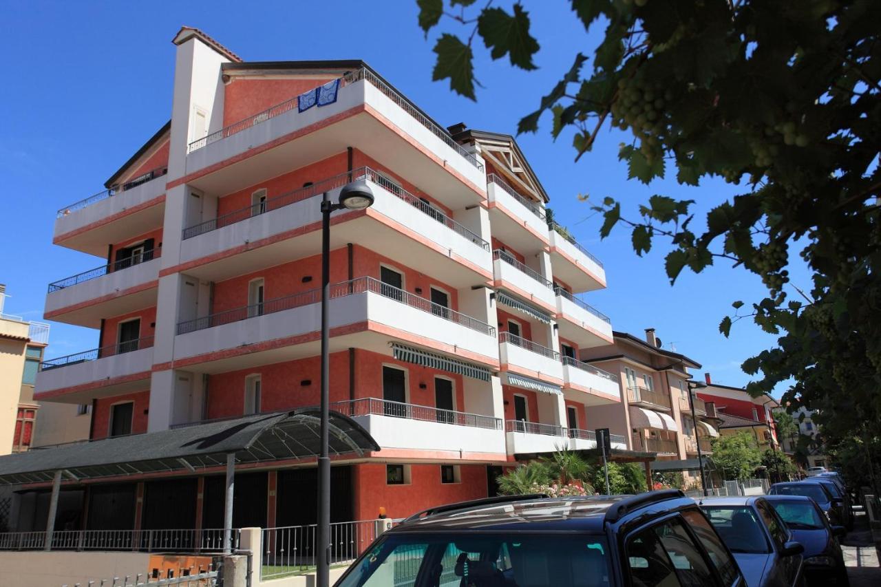 Maestrale Canova Apartments Caorle Exteriör bild