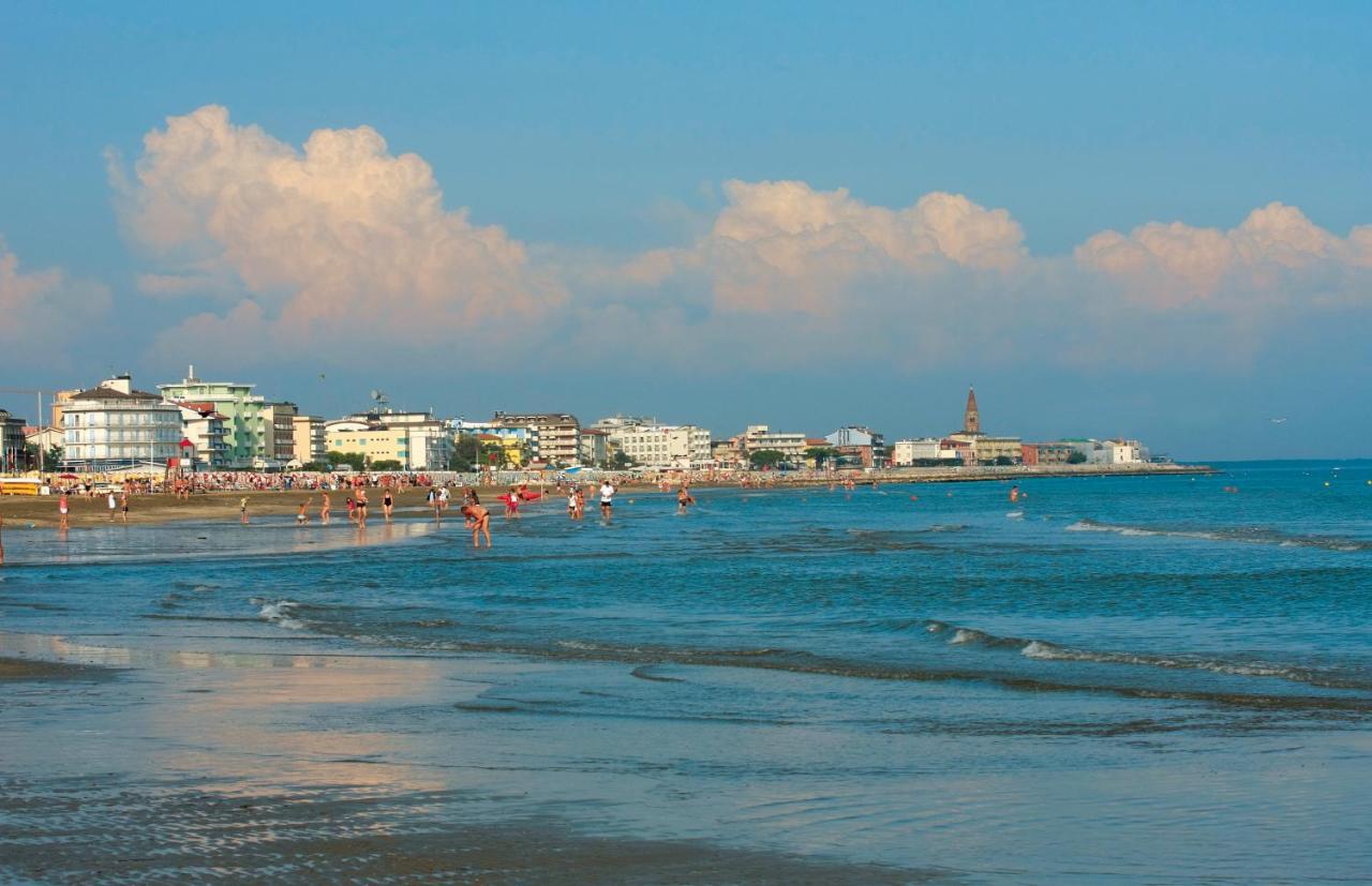 Maestrale Canova Apartments Caorle Exteriör bild